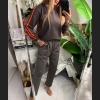 Bluza bawełniana w kolorze czekoladowym  z pomarańczowymi lampasami